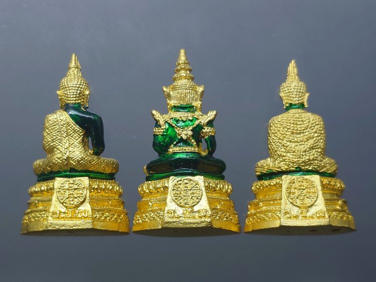 พระแก้วมรกต 3 ฤดู รุ่นเทอดพระเกียรติ เนื้อโลหะเคลือบเขียว เครื่องทรงชุบทอง มหาพุทธาภิเษก ณ วัดพระศรีรัตนศาสดาราม ปี2540 พร้อมกล่องเดิม หายาก รูปที่ 4
