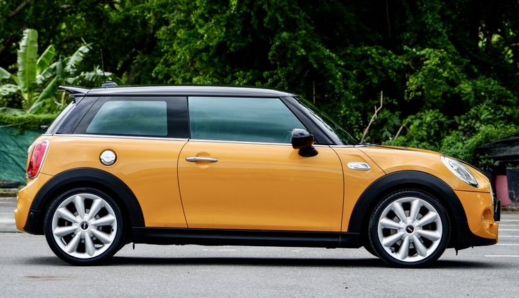 Mini Hatch Cooper 2015 2.0 S Sedan เบนซิน ไม่ติดแก๊ส เกียร์อัตโนมัติ เหลือง รูปที่ 4