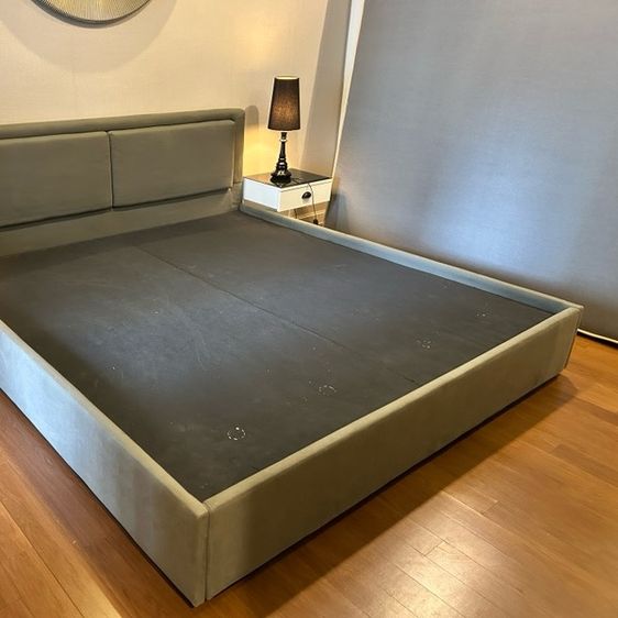 ขายถูก 🛏️ เตียงนอนขนาด 6 ฟุต บุผ้าสีเทาคล้ายหนังกลับ ทั้งหลัง โครงไม้ ขนาด King Size