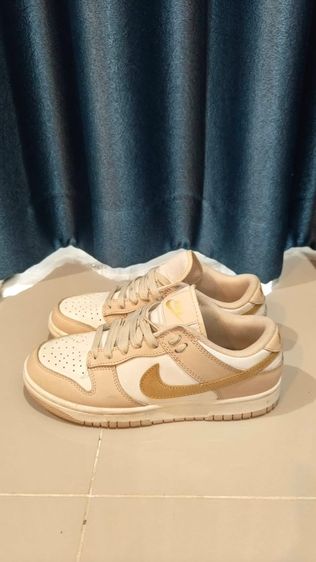 รองเท้า Nike Dunk Low รุ่น Phantom Metallic Gold สำหรับผู้หญิง มือสองSize 40 ราคา 1,200 บาท