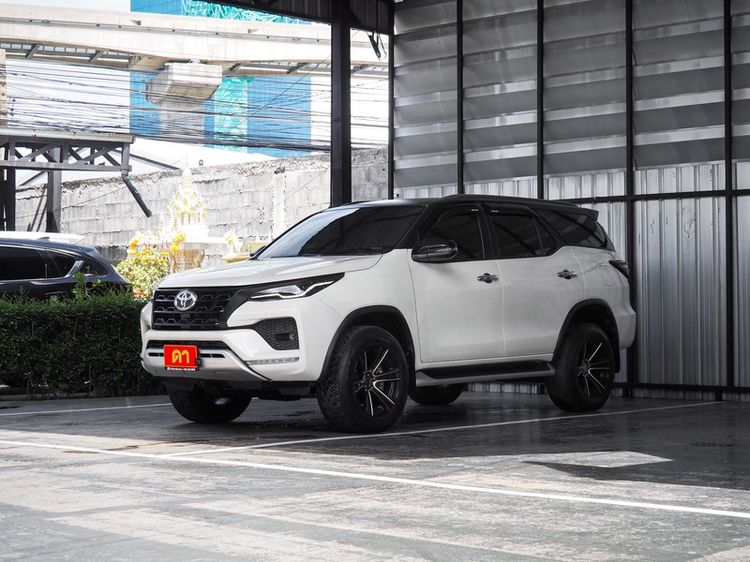 รถ Toyota Fortuner 2.4 Leader G สี ขาว