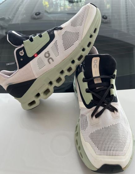 ขายถูก On Cloud Stratus  สี White/Black/Sage Size 43/280cm  ของแท้ 100% สภาพสวย นุ่มแน่น เบาสบาย