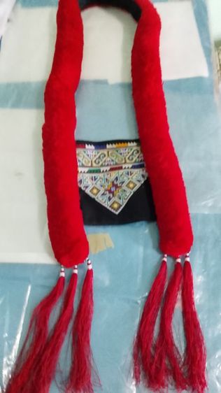 ผ้าคอเสื้อพู่แดง งานปักฝีมือฮิ้วเมี่ยน(เย้า)สภาพสมบูรณ์