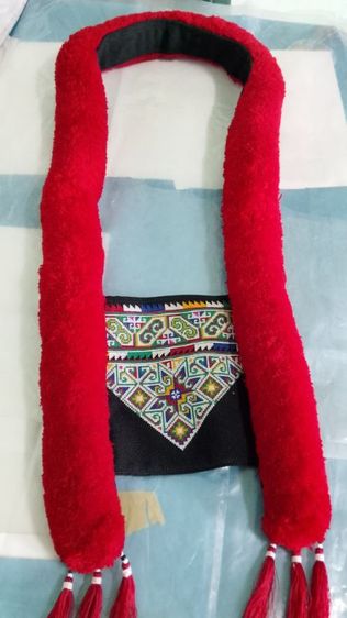 ผ้าคอเสื้อพู่แดง งานปักฝีมือฮิ้วเมี่ยน(เย้า)สภาพสมบูรณ์ รูปที่ 3