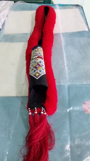 ผ้าคอเสื้อพู่แดง งานปักฝีมือฮิ้วเมี่ยน(เย้า)สภาพสมบูรณ์ รูปที่ 6