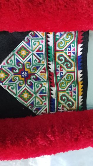 ผ้าคอเสื้อพู่แดง งานปักฝีมือฮิ้วเมี่ยน(เย้า)สภาพสมบูรณ์ รูปที่ 4