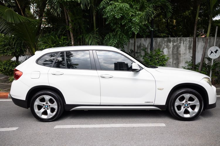 BMW X1 2011 2.0 sDrive18i Utility-car เบนซิน เกียร์อัตโนมัติ ขาว รูปที่ 2