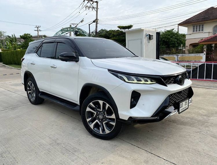 รถ Toyota Fortuner 2.8 V TRD Sportivo Black Top 4WD สี ขาว