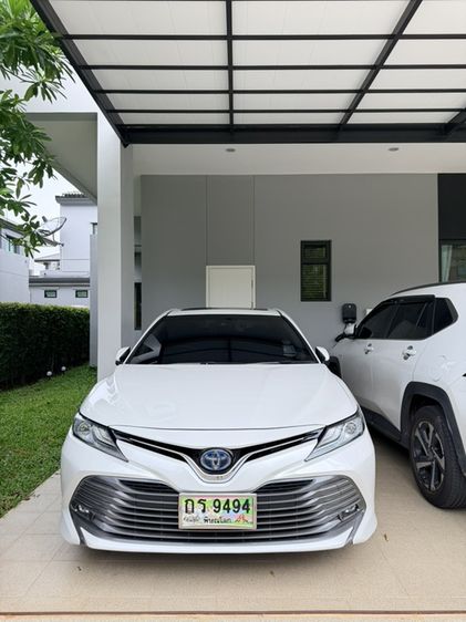รถ Toyota Camry 2.5 HV Premium สี ขาว