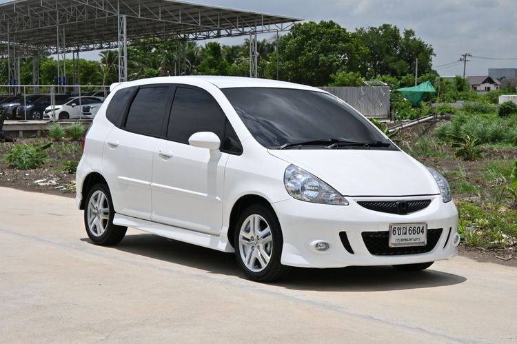 รถ Honda Jazz 1.5 E i-DSi สี ขาว