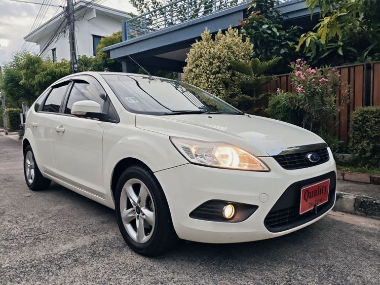 รถ Ford Focus 1.8 Finesse สี ขาว