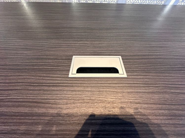 โต๊ะประชุม ท็อปไม้ MDF ช่องร้อยสาย ฝาอลูมิเนียม โครงขาเหล็กสีดำ รูปที่ 6