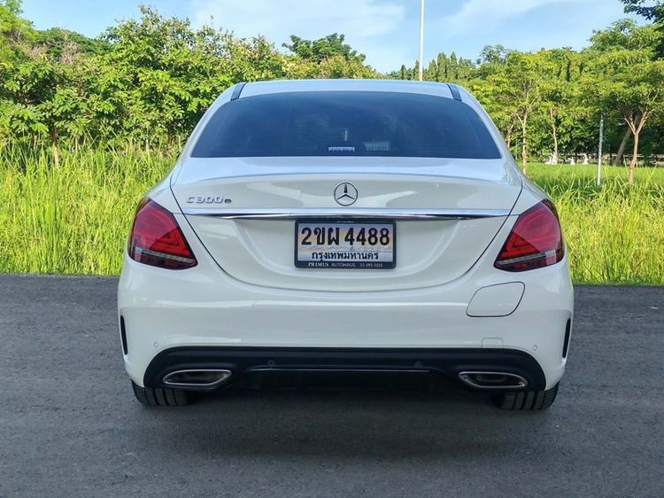 Mercedes-Benz C-Class 2022 C300 Sedan ปลั๊กอินไฮบริด (PHEV) ไม่ติดแก๊ส เกียร์อัตโนมัติ ขาว รูปที่ 4
