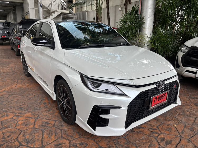 Toyota Yaris ATIV 2026 1.5 HEV GR SPORT Sedan ไฮบริด เกียร์อัตโนมัติ ขาว รูปที่ 2