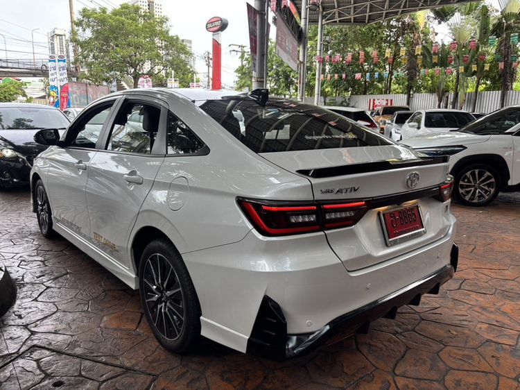 Toyota Yaris ATIV 2026 1.5 HEV GR SPORT Sedan ไฮบริด เกียร์อัตโนมัติ ขาว รูปที่ 4