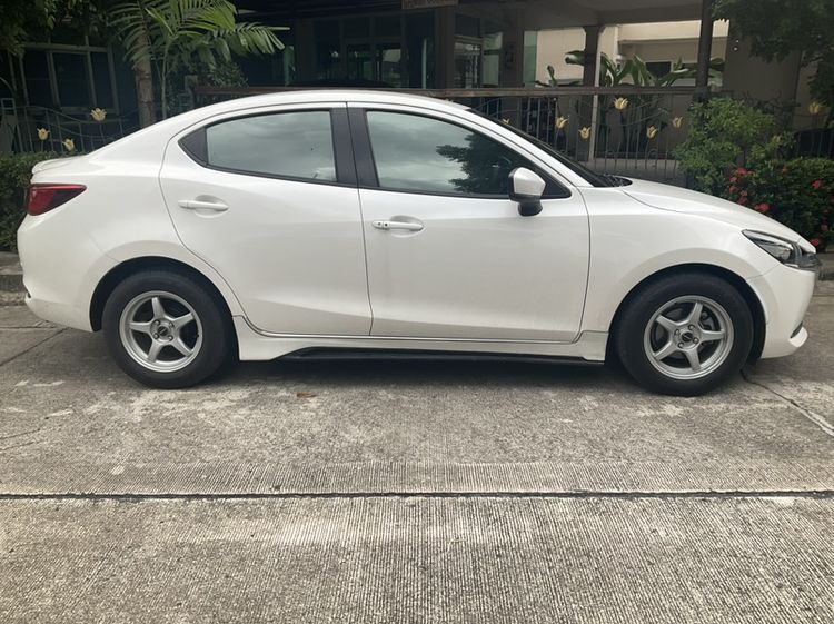 Mazda Mazda 2 2022 1.3 C Sports Sedan เบนซิน ไม่ติดแก๊ส เกียร์อัตโนมัติ ขาว รูปที่ 3