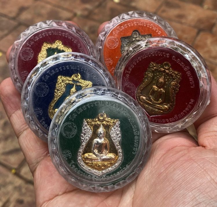ชุดใหญ่ ๕ องค์! เหรียญหลวงพ่อโสธร "รุ่นอัญเชิญขึ้นจากน้ำ ๒๔๒ ปี" (รุ่น ๒) ปี 2555