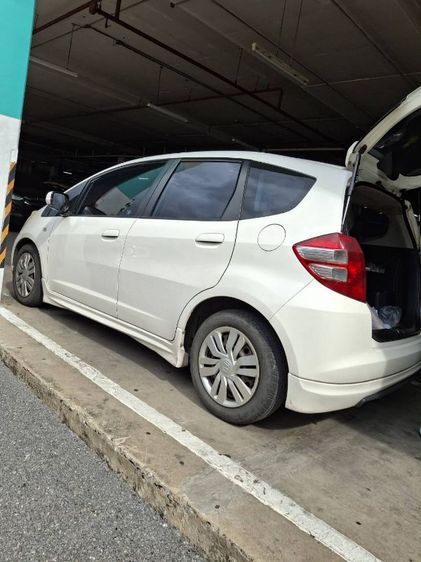 Honda Jazz 2010 1.5 E-V VTEC Sedan เบนซิน ไม่ติดแก๊ส เกียร์อัตโนมัติ ขาว รูปที่ 2