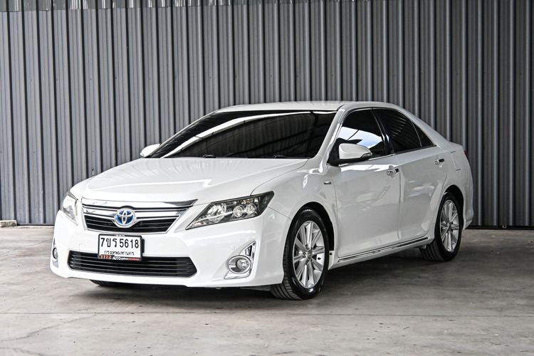 รถ Toyota Camry 2.5 Hybrid Premium สี ขาว