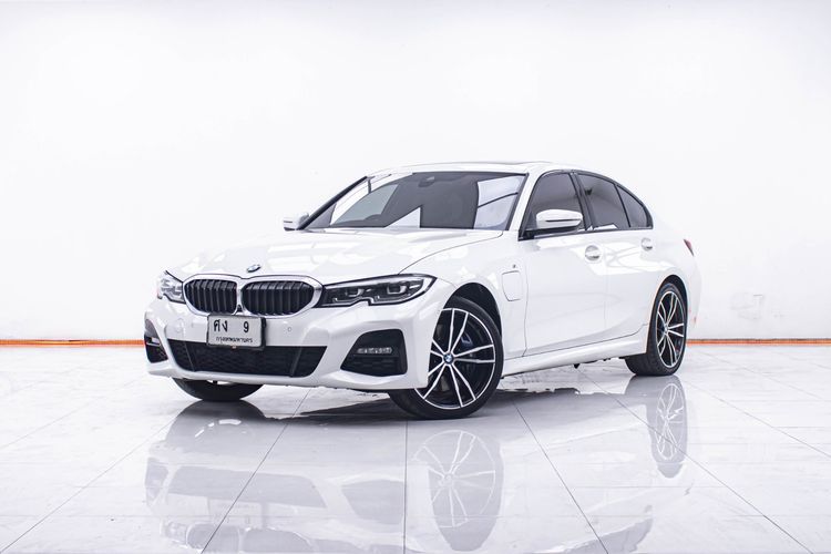 รถ BMW Series 3 330e สี ขาว