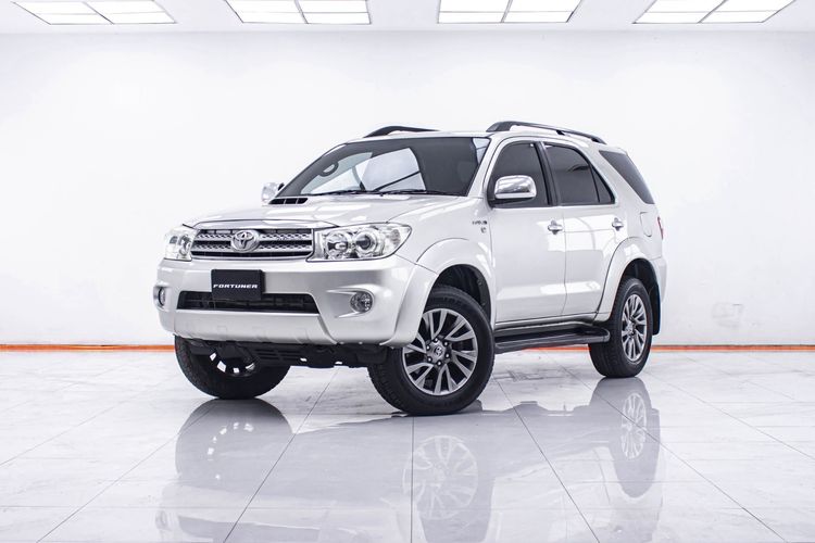 รถ Toyota Fortuner 3.0 V สี เทา