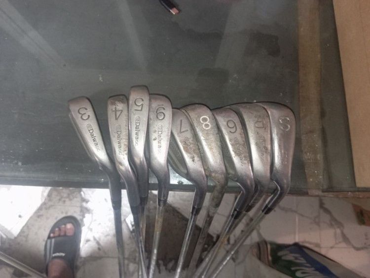 ชุดไม้กอล์ฟพร้อมถุง มีเหล็ก ยี่ห้อDaiwa มีหัวไม้อีก3อัน ยี่ห้อ Wilson กับ TaylorMade พร้อมถุง ยี่ห้อ Yonexใช้ได้ทุกช่อง ขายตามสภาพ รูปที่ 3