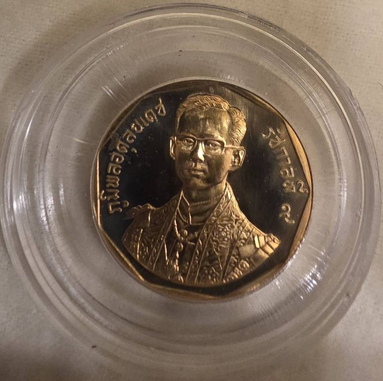 เหรียญทองคำ 6,000 บาท นน.15 กรัม ที่ระลึกพระราชพิธีรัชมังคลาภิเษก พระบาทสมเด็จพระปรมินทรมหาภูมิพลอดุลยเดช เมื่อปี พ.ศ. 2531 รูปที่ 4