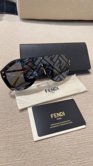 แว่นกันแดด Fendi มือสอง เลนส์ใสเหมือนใหม่ มีรอยเปื้อนนิดหน่อยตรงขาแว่น (ตอนใส่จะมองไม่เห็น)