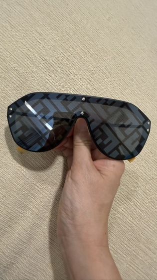 แว่นกันแดด Fendi มือสอง เลนส์ใสเหมือนใหม่ มีรอยเปื้อนนิดหน่อยตรงขาแว่น (ตอนใส่จะมองไม่เห็น) รูปที่ 4