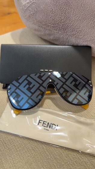 แว่นกันแดด Fendi มือสอง เลนส์ใสเหมือนใหม่ มีรอยเปื้อนนิดหน่อยตรงขาแว่น (ตอนใส่จะมองไม่เห็น) รูปที่ 8