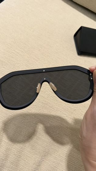 แว่นกันแดด Fendi มือสอง เลนส์ใสเหมือนใหม่ มีรอยเปื้อนนิดหน่อยตรงขาแว่น (ตอนใส่จะมองไม่เห็น) รูปที่ 5