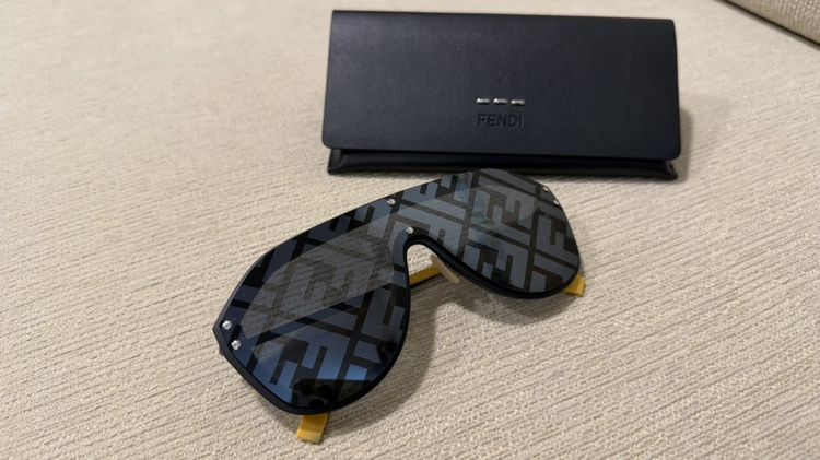 แว่นกันแดด Fendi มือสอง เลนส์ใสเหมือนใหม่ มีรอยเปื้อนนิดหน่อยตรงขาแว่น (ตอนใส่จะมองไม่เห็น) รูปที่ 3