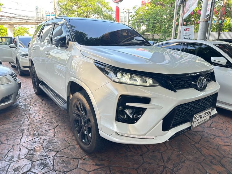 รถ Toyota Fortuner 2.8 GR Sport 4WD สี ขาว