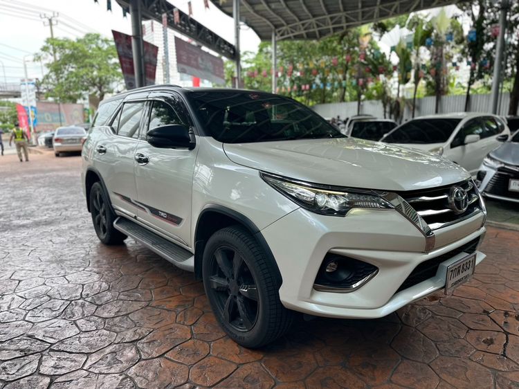 รถ Toyota Fortuner 2.8 V TRD Sportivo สี ขาว