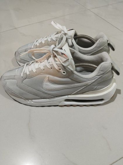 Nike UK 8 | EU 42 | US 8.5 ขาว รองเท้าผ้าใบหยีห้อไหนกี้