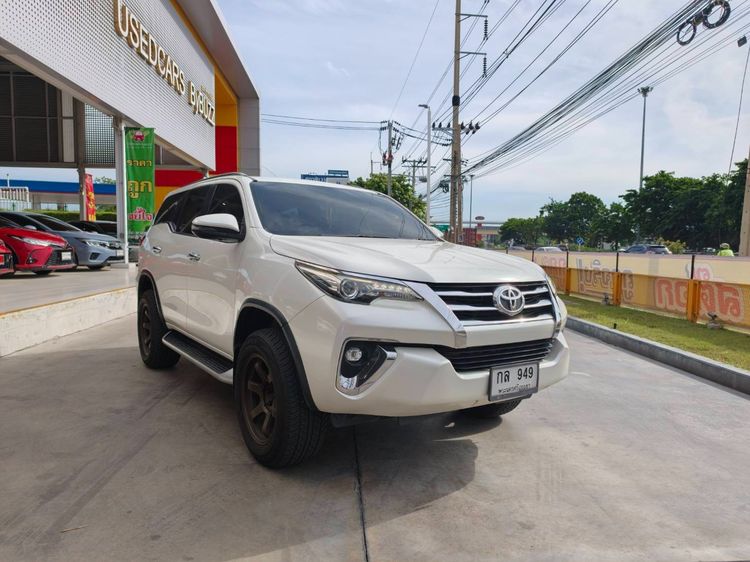 รถ Toyota Fortuner 2.4 V 4WD สี ขาว