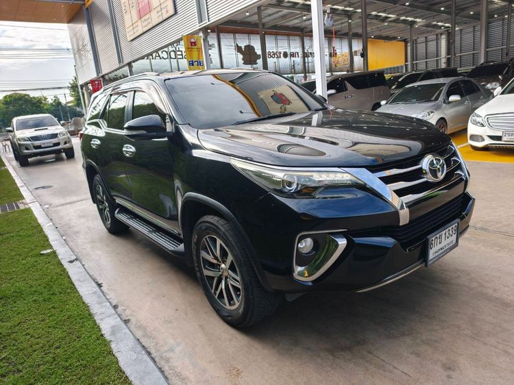 รถ Toyota Fortuner 2.4 V สี ดำ