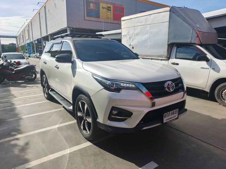 รถ Toyota Fortuner 2.8 V TRD Sportivo สี ขาว