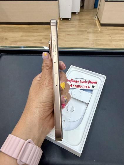 iPhone 16Promax 256GB Desertมีตำหนิ จอเป็นจุด 1จุด เล็กๆ ตรงขอบเครื่องขอลูกค้าที่รับได้นะคะ รูปที่ 6