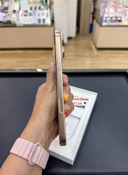 iPhone 16Promax 256GB Desertมีตำหนิ จอเป็นจุด 1จุด เล็กๆ ตรงขอบเครื่องขอลูกค้าที่รับได้นะคะ รูปที่ 9