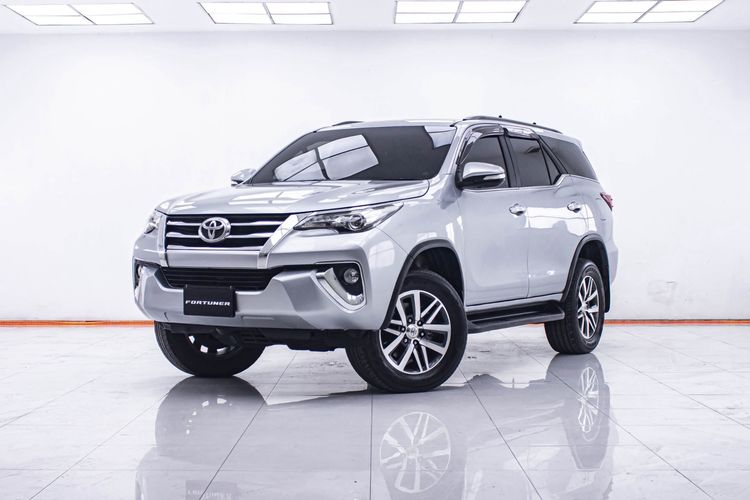 รถ Toyota Fortuner 2.4 V สี เทา