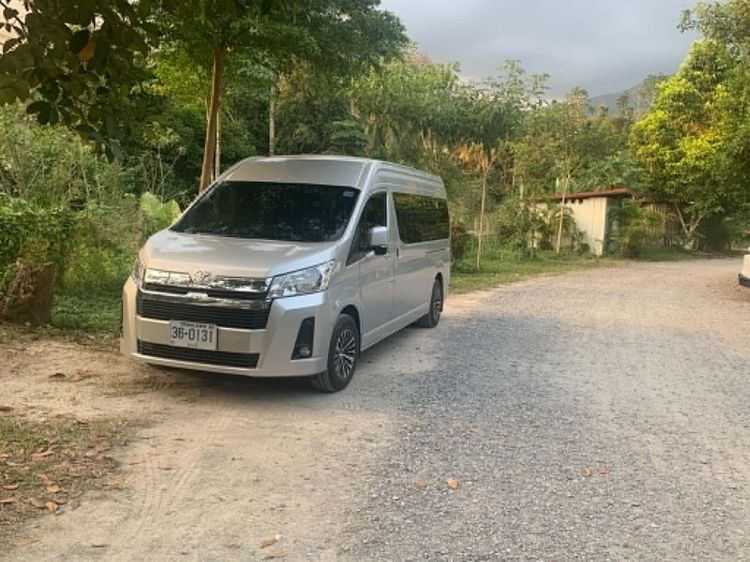 Toyota Commuter 2021 2.8 Van ดีเซล เกียร์ธรรมดา บรอนซ์เงิน รูปที่ 2
