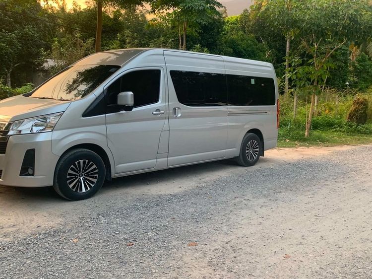 Toyota Commuter 2021 2.8 Van ดีเซล เกียร์ธรรมดา บรอนซ์เงิน รูปที่ 3