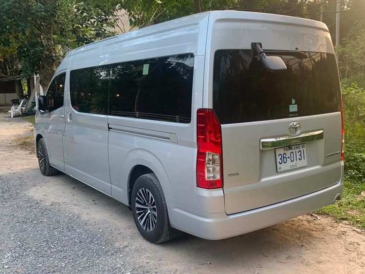 รถ Toyota Commuter 2.8 สี บรอนซ์เงิน