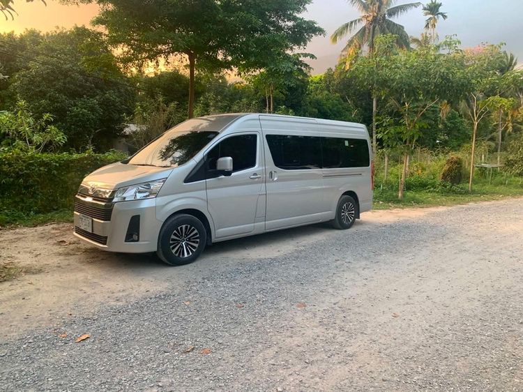 Toyota Commuter 2021 2.8 Van ดีเซล เกียร์ธรรมดา บรอนซ์เงิน รูปที่ 4
