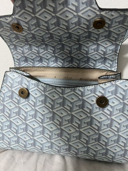 [Like New] GUESS Hallie Top Handle Flap สีฟ้าพาสเทล ลาย Geometric รูปที่ 3