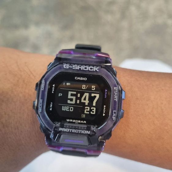 นาฬิกา casio g-shock gbd 200 สีม่วงดำ สภาพเหมือนใหม่ เชื่อมต่อ app ปกติ อุปกรณ์ครบกล่อง ประกันเหลือ11 เดือน ขายเพราะแฟนไม่ชอบสีนี้