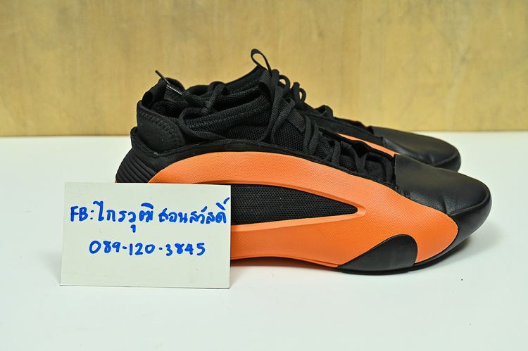 ปล่อยรองเท้าบาสหลายคู่ 
