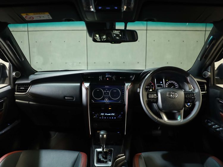 Toyota Fortuner 2022 2.4 Legender Black Top Utility-car ดีเซล ไม่ติดแก๊ส เกียร์อัตโนมัติ ขาว รูปที่ 4