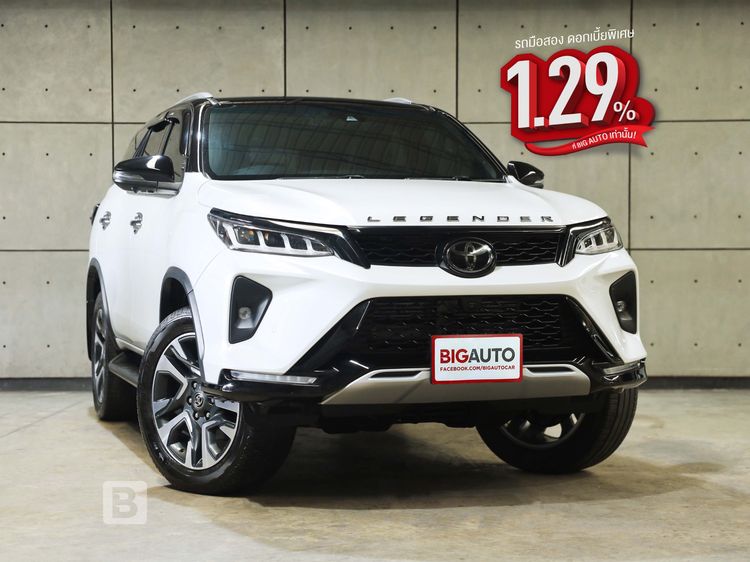 รถ Toyota Fortuner 2.4 Legender Black Top สี ขาว